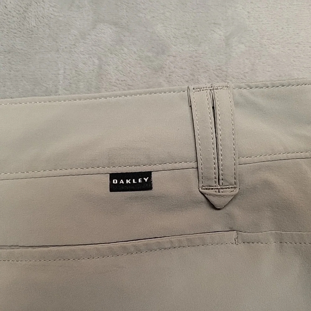 Oakley Shorts Mens 40 Beige Flat Front Performance Golf Hybrid Stretch Outdoors